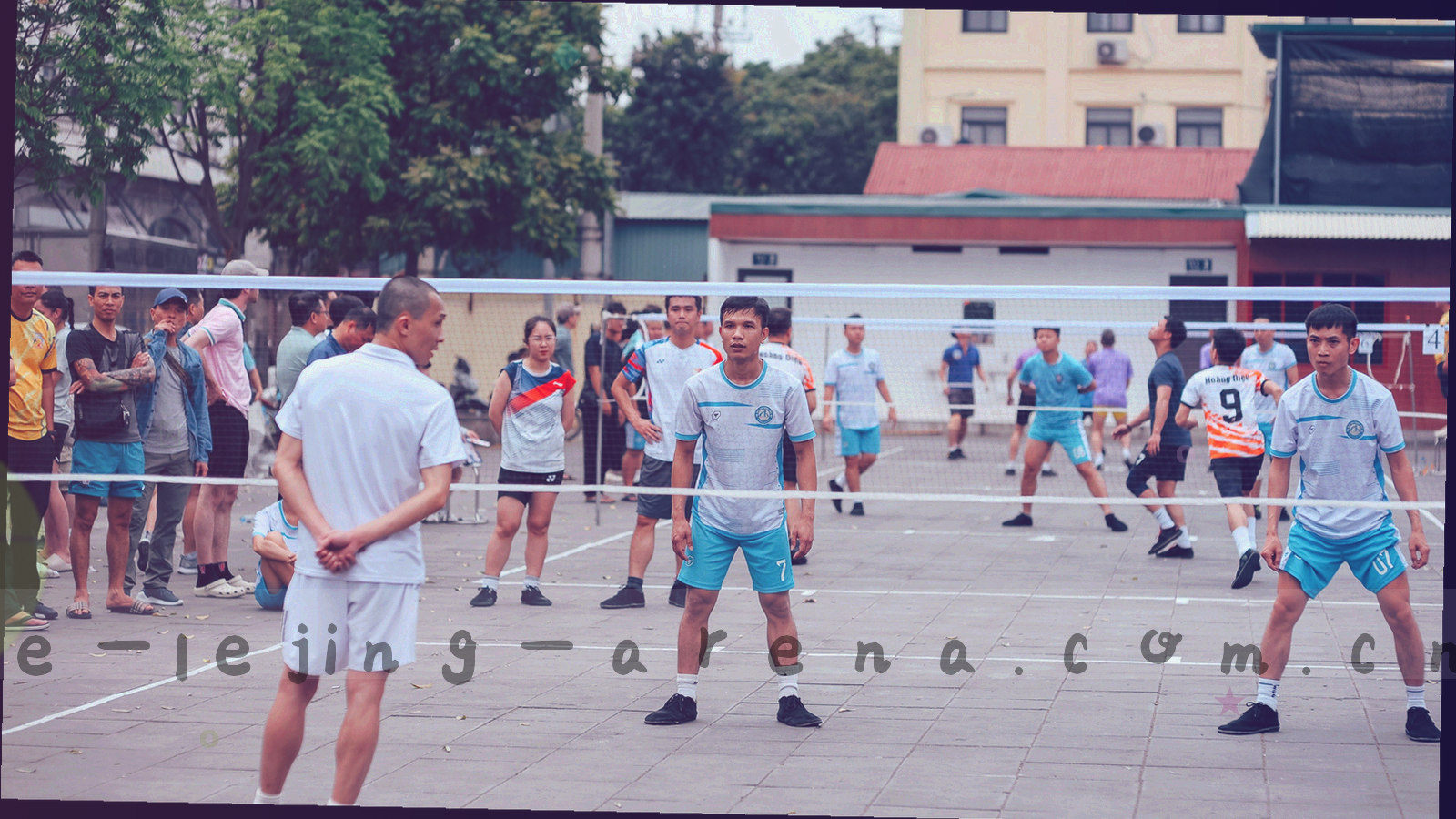 深空蓝底色上的抽象数据流线条与盾形轮廓，象征赛事数据与个人信息保护